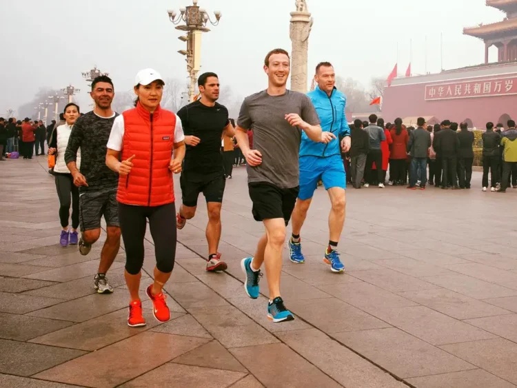 Mark Zuckerberg jogging bersama bodyguardnya untuk menjaga kebugaran