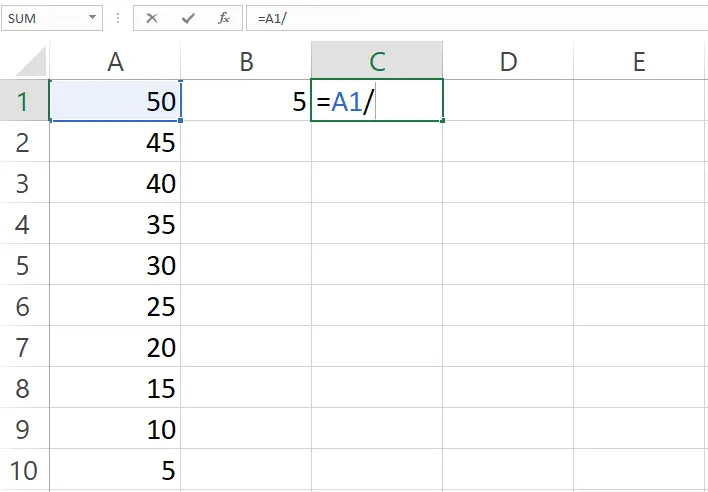 Memasukkan simbol bagi pada sel C1 Excel
