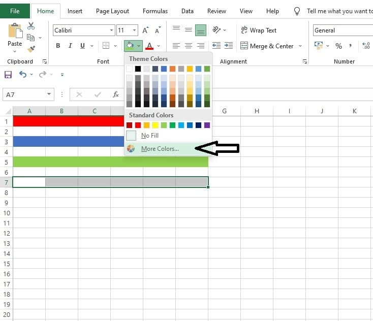 Memilih menu More Colors di Fill Color Excel untuk opsi warna custom