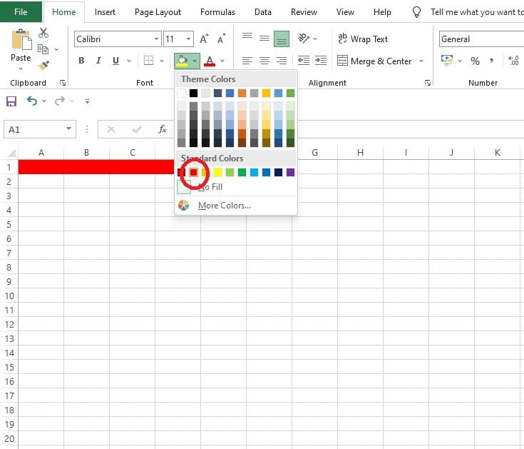 Menerapkan warna standar pada sel A1 hingga F1 di Excel