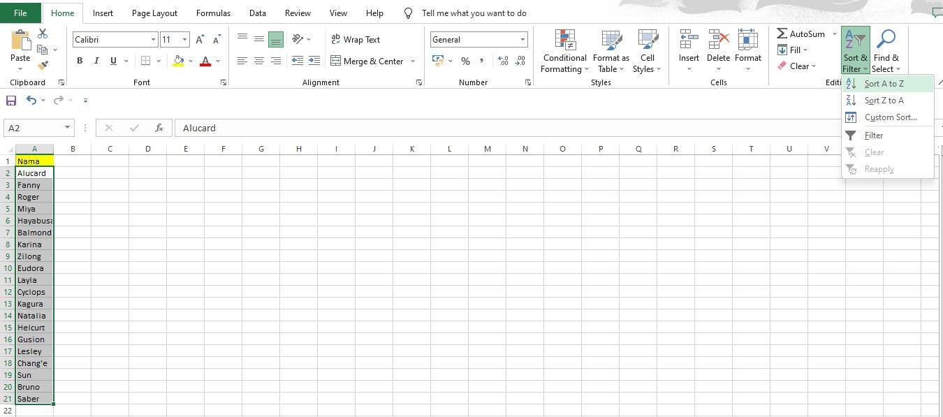 Langkah memilih rentang sel dan mengklik Sort A to Z untuk mengurutkan nama di Excel