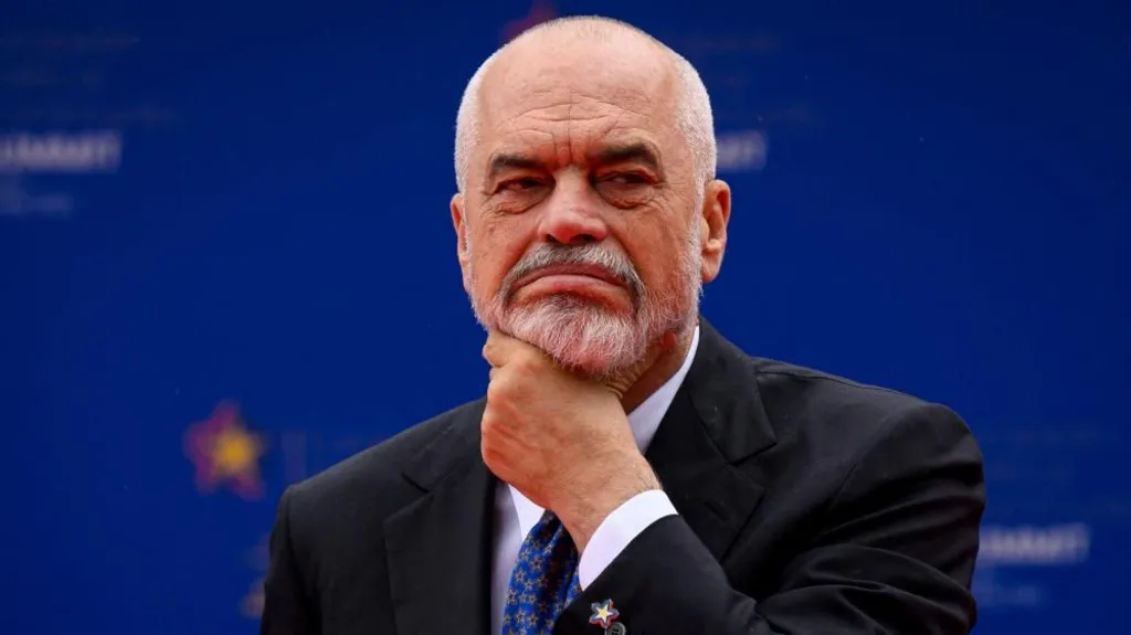 Edi Rama, perdana menteri Albania, berpose dengan tangan di dagu