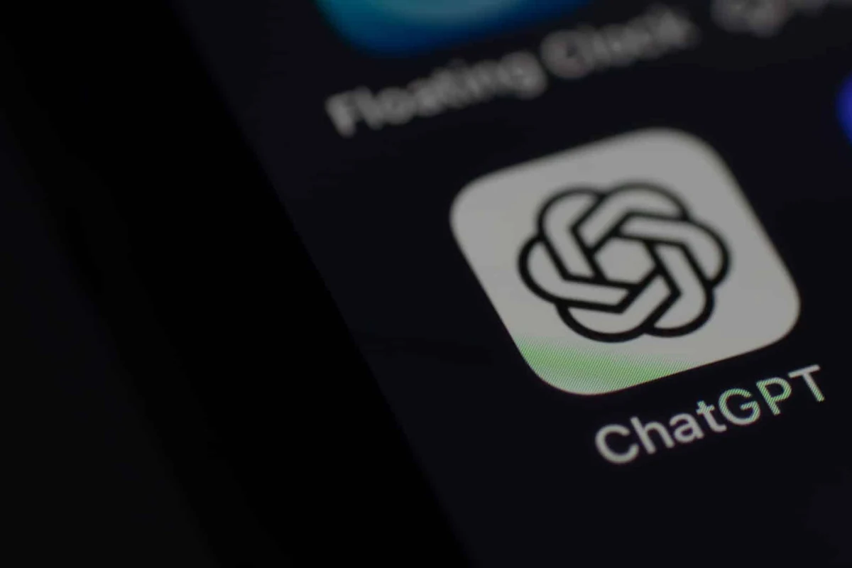 OpenAI mulai menayangkan iklan di beberapa negara untuk pengguna Free dan Go, sambil mempertahankan paket premium bebas iklan.