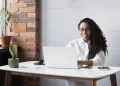 Panduan singkat IT outsourcing untuk bisnis: manfaat, risiko, jenis layanan, dan cara memilih strategi yang tepat.