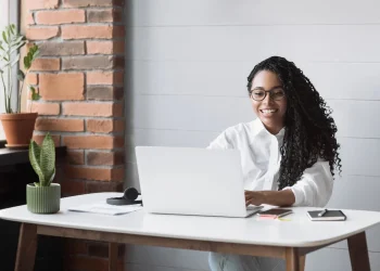 Panduan singkat IT outsourcing untuk bisnis: manfaat, risiko, jenis layanan, dan cara memilih strategi yang tepat.