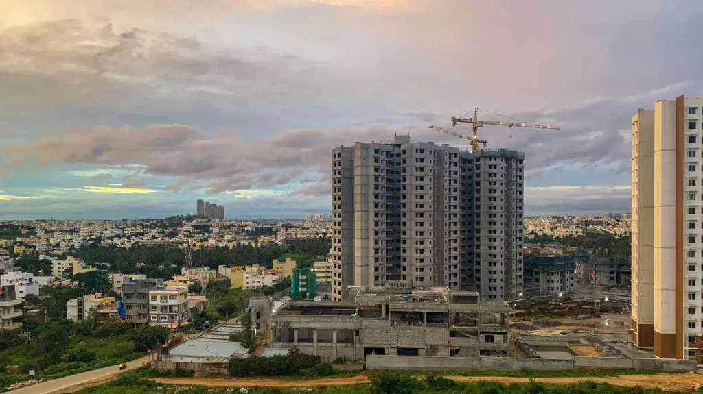 Bangunan apartemen bertingkat di Bengaluru dengan latar langit senja