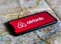 Airbnb mengklaim AI kini menulis 60% kode baru dan bot dukungan pelanggan menangani 40% masalah tanpa eskalasi ke manusia.