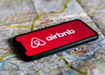 Airbnb mengklaim AI kini menulis 60% kode baru dan bot dukungan pelanggan menangani 40% masalah tanpa eskalasi ke manusia.