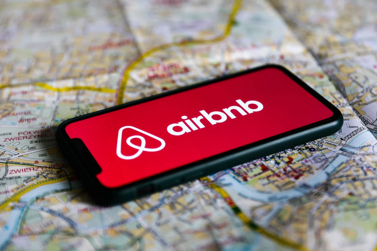 Airbnb mengklaim AI kini menulis 60% kode baru dan bot dukungan pelanggan menangani 40% masalah tanpa eskalasi ke manusia.