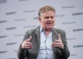Cloudflare memangkas 1.100 karyawan karena efisiensi AI, meski pendapatan kuartalannya naik ke rekor tertinggi.