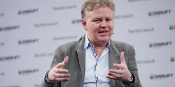 Cloudflare memangkas 1.100 karyawan karena efisiensi AI, meski pendapatan kuartalannya naik ke rekor tertinggi.