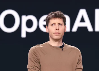 Kimi K3 dari Moonshot AI menekan OpenAI lewat model open-weight canggih dan murah, sekaligus memicu perdebatan regulasi AI Cina di Amerika Serikat.