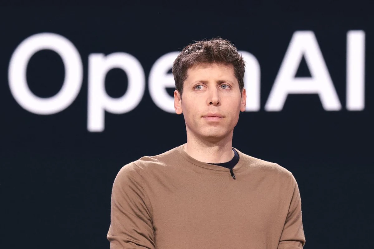 Kimi K3 dari Moonshot AI menekan OpenAI lewat model open-weight canggih dan murah, sekaligus memicu perdebatan regulasi AI Cina di Amerika Serikat.